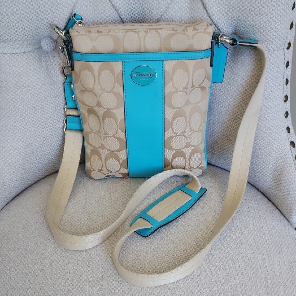 Coach Signature C Kitt Swing Pack Crossbody With Blue Stripe